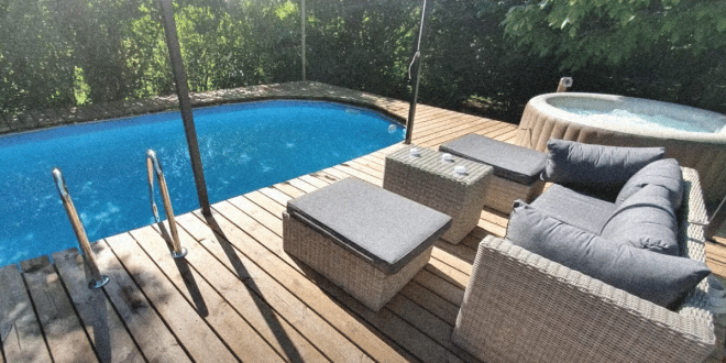 Terrasse en bois avec piscine hors sol