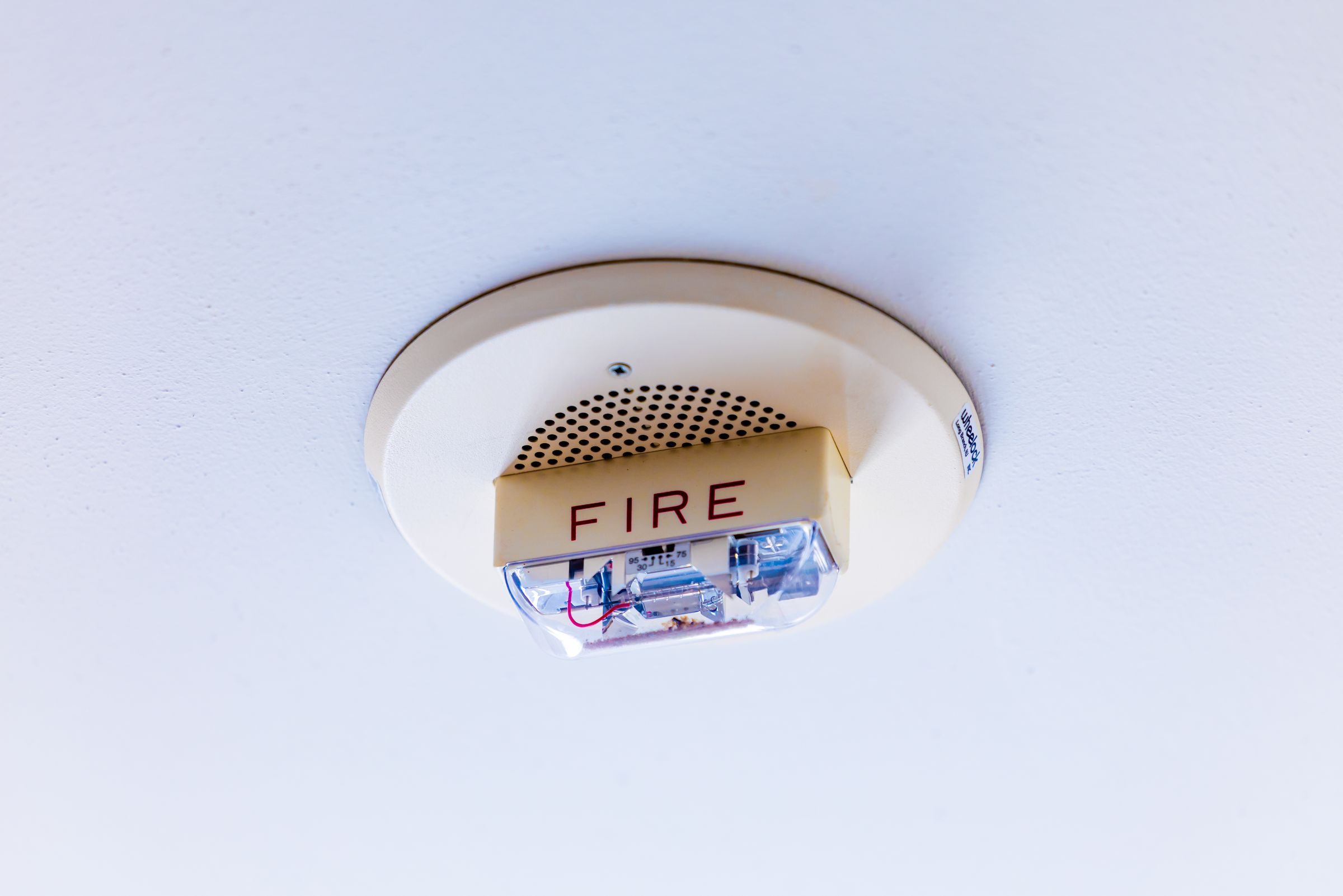 Détecteur de fumée fixé au plafond